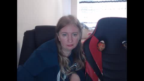 Snapshot of jenisandpeter chatting on 10-30-25, 07:32 JenisAndPeter online show from 10-30-25, 07:32