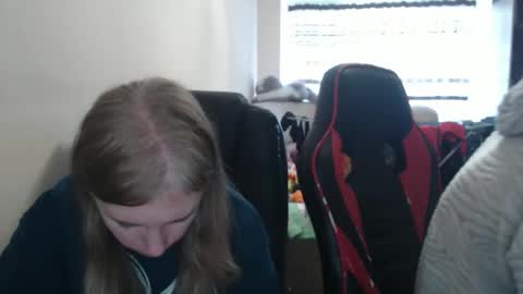 Snapshot of jenisandpeter chatting on 10-31-25, 07:42 JenisAndPeter online show from 10-31-25, 07:42