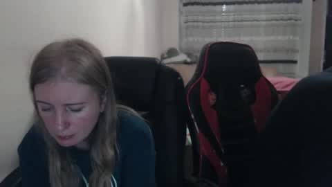 Snapshot of jenisandpeter chatting on 10-31-25, 07:48 JenisAndPeter online show from 10-31-25, 07:48