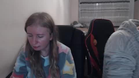 Snapshot of jenisandpeter chatting on 11-21-25, 08:18 JenisAndPeter online show from 11-21-25, 08:18