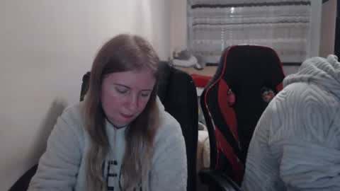 Snapshot of jenisandpeter chatting on 12-14-25, 08:13 JenisAndPeter online show from 12-14-25, 08:13