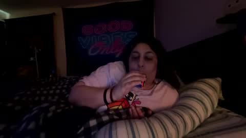 Snapshot of jennabrady chatting on 09-27-25, 02:33 Dragon Queen. Be my Dragon -- and online show from 09-27-25, 02:33