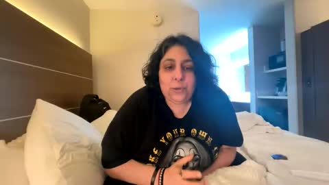 Snapshot of jennabrady chatting on 10-05-25, 12:31 Dragon Queen. Be my Dragon -- and online show from 10-05-25, 12:31