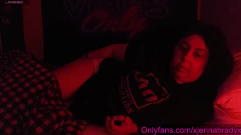 Snapshot of jennabrady chatting on 12-01-25, 12:21 Dragon Queen. Be my Dragon -- and online show from 12-01-25, 12:21