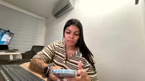 Snapshot of jennifer_oliveira chatting on 10-30-25, 05:42 Jenn 3 online show from 10-30-25, 05:42