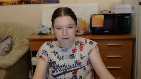 jessicaholland1 online show from 07-06-26, 06:10