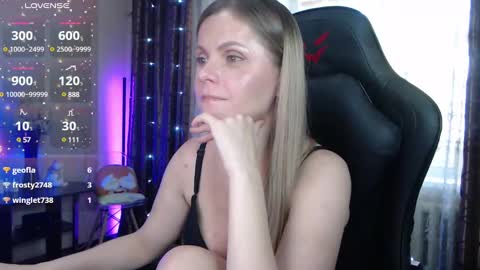 Snapshot of jessiemays chatting on 03-09-25, 03:32 Jess online show from 03-09-25, 03:32