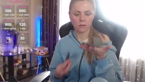 Snapshot of jessiemays chatting on 04-05-26, 10:23 Jess online show from 04-05-26, 10:23