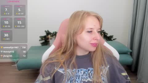 Snapshot of jessy_comely chatting on 12-17-24, 01:27 Jessy online show from 12-17-24, 01:27