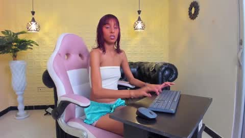 Snapshot of jessy_skinny_ chatting on 10-04-25, 12:41 Jessy online show from 10-04-25, 12:41
