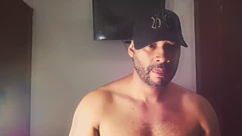 Snapshot of jho173027 chatting on 12-17-25, 08:09 En moreno online show from 12-17-25, 08:09