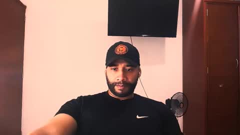 Snapshot of jho173027 chatting on 12-18-25, 12:06 En moreno online show from 12-18-25, 12:06