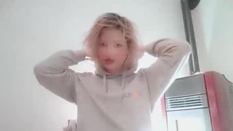 Snapshot of jhopeftw chatting on 10-31-25, 04:57 Anya online show from 10-31-25, 04:57