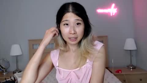 Jiwoo online show from 10-13-25, 08:03