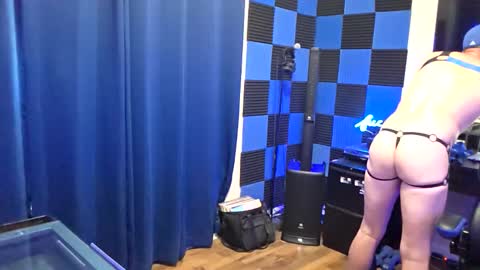 Snapshot of jizzyblue chatting on 05-17-26, 09:33 Jizzy Blue online show from 05-17-26, 09:33