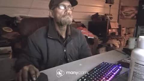 Snapshot of jmoorez2001 chatting on 01-25-25, 01:43 johnny online show from 01-25-25, 01:43