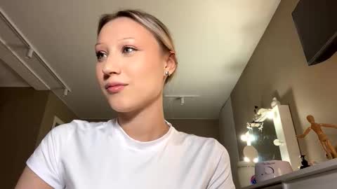 Snapshot of joanniearb chatting on 03-23-26, 07:18 Annie online show from 03-23-26, 07:18