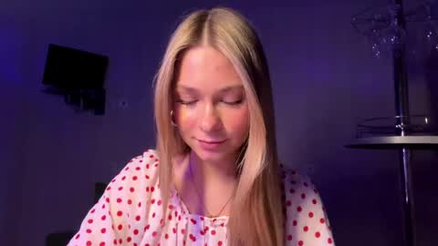 Snapshot of jodieswayze chatting on 05-17-26, 07:10 Emma online show from 05-17-26, 07:10