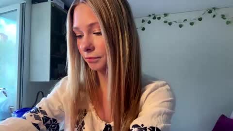 Snapshot of jodieswayze chatting on 05-24-26, 10:09 Emma online show from 05-24-26, 10:09