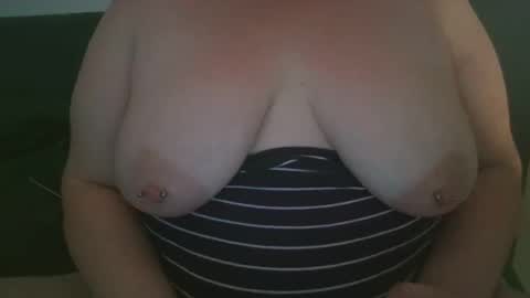 Snapshot of joeyannee chatting on 12-22-25, 01:24 RaineeMai online show from 12-22-25, 01:24