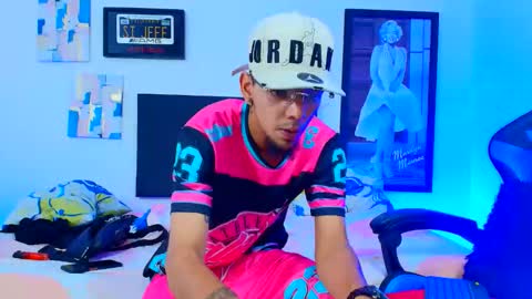 Snapshot of johan_and_antonella chatting on 11-21-25, 02:10 johan_and_antonella online show from 11-21-25, 02:10