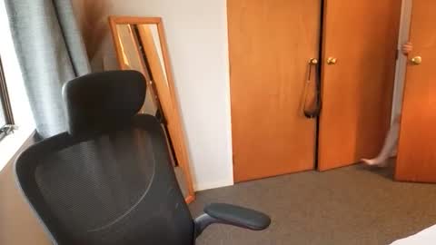 john_bear1 online show from 04-06-26, 05:30