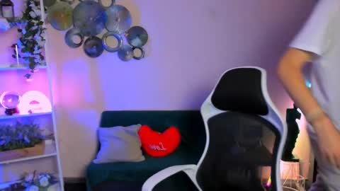Snapshot of john_lik chatting on 05-25-26, 12:22 John online show from 05-25-26, 12:22