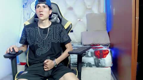 Snapshot of johnny_cagee chatting on 10-15-25, 05:07 johnny_cagee online show from 10-15-25, 05:07