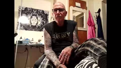 Snapshot of johnnyanubis chatting on 02-20-26, 10:10 Master online show from 02-20-26, 10:10