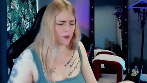 Snapshot of jolly_doll_ chatting on 01-23-25, 06:39 Jolly online show from 01-23-25, 06:39