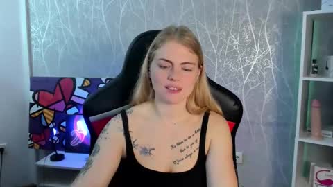 Snapshot of jolly_doll_ chatting on 09-27-25, 03:22 Jolly online show from 09-27-25, 03:22