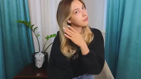 Snapshot of jolyndeb chatting on 09-13-25, 11:10 Viola online show from 09-13-25, 11:10