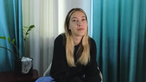 Snapshot of jolyndeb chatting on 09-18-25, 11:12 Viola online show from 09-18-25, 11:12