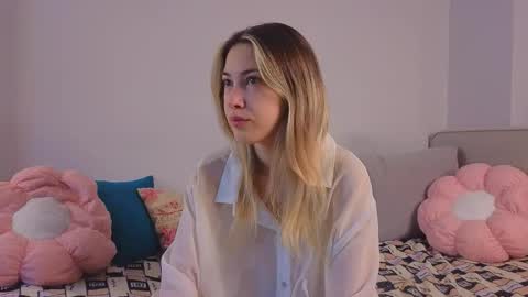 Snapshot of jolyndeb chatting on 09-29-25, 11:37 Viola online show from 09-29-25, 11:37