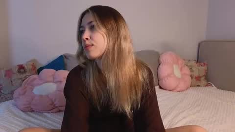 Snapshot of jolyndeb chatting on 10-05-25, 11:30 Viola online show from 10-05-25, 11:30