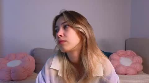 Snapshot of jolyndeb chatting on 10-06-25, 11:18 Viola online show from 10-06-25, 11:18