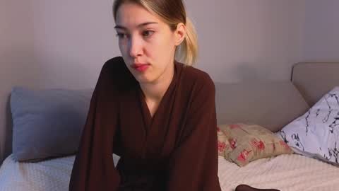Snapshot of jolyndeb chatting on 10-12-25, 11:09 Viola online show from 10-12-25, 11:09