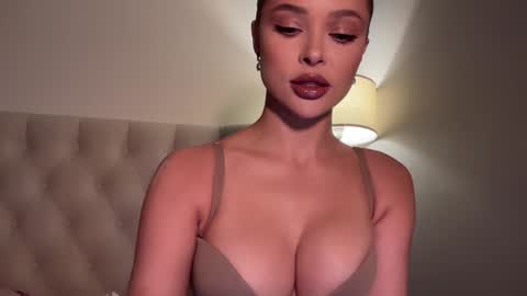 Jennie and Sophia online show from 01-26-25, 06:16