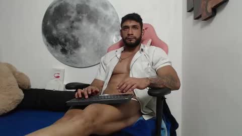 Snapshot of juanes_aristi chatting on 10-31-25, 06:58 Juanes online show from 10-31-25, 06:58