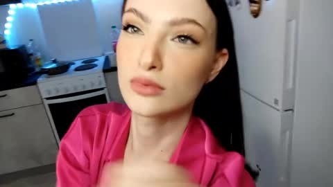 Snapshot of juanitacalcano chatting on 05-16-26, 07:27 Veronika online show from 05-16-26, 07:27
