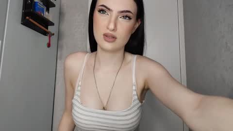 Snapshot of juanitacalcano chatting on 05-23-26, 06:18 Veronika online show from 05-23-26, 06:18
