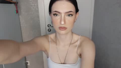 Snapshot of juanitacalcano chatting on 05-25-26, 06:19 Veronika online show from 05-25-26, 06:19