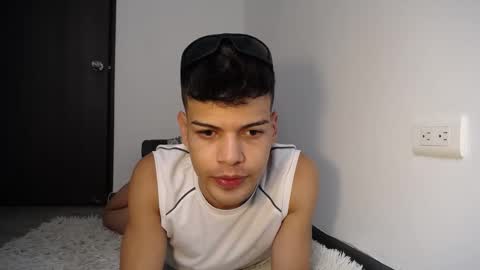 Snapshot of juicy_boy22 chatting on 12-29-24, 07:22 Miguel online show from 12-29-24, 07:22