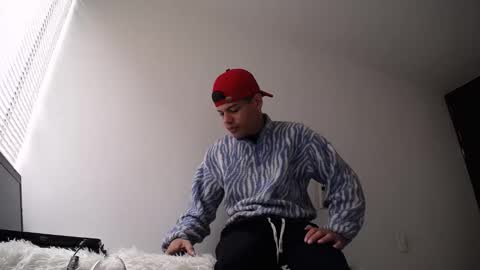 Snapshot of juicy_boy22 chatting on 01-05-25, 04:16 Miguel online show from 01-05-25, 04:16