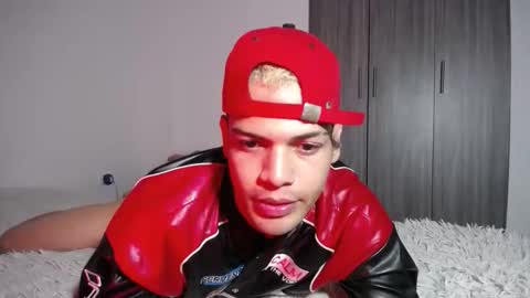 Snapshot of juicy_boy22 chatting on 10-21-25, 02:01 Miguel online show from 10-21-25, 02:01