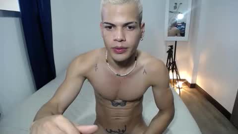 Snapshot of juicy_boy22 chatting on 10-29-25, 06:53 Miguel online show from 10-29-25, 06:53