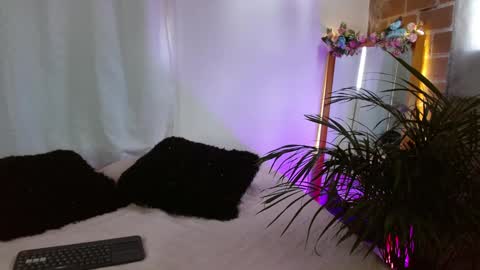 Jules and Gia online show from 01-06-25, 04:44