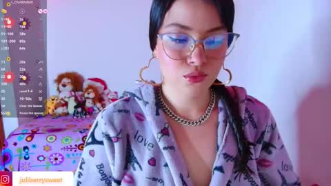 Snapshot of juli05star chatting on 11-26-25, 03:29 Juliana online show from 11-26-25, 03:29