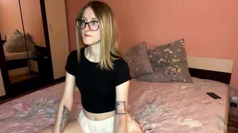 julia_charm online show from 05-28-26, 04:15