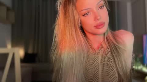 Julia R Le online show from 10-25-25, 04:57